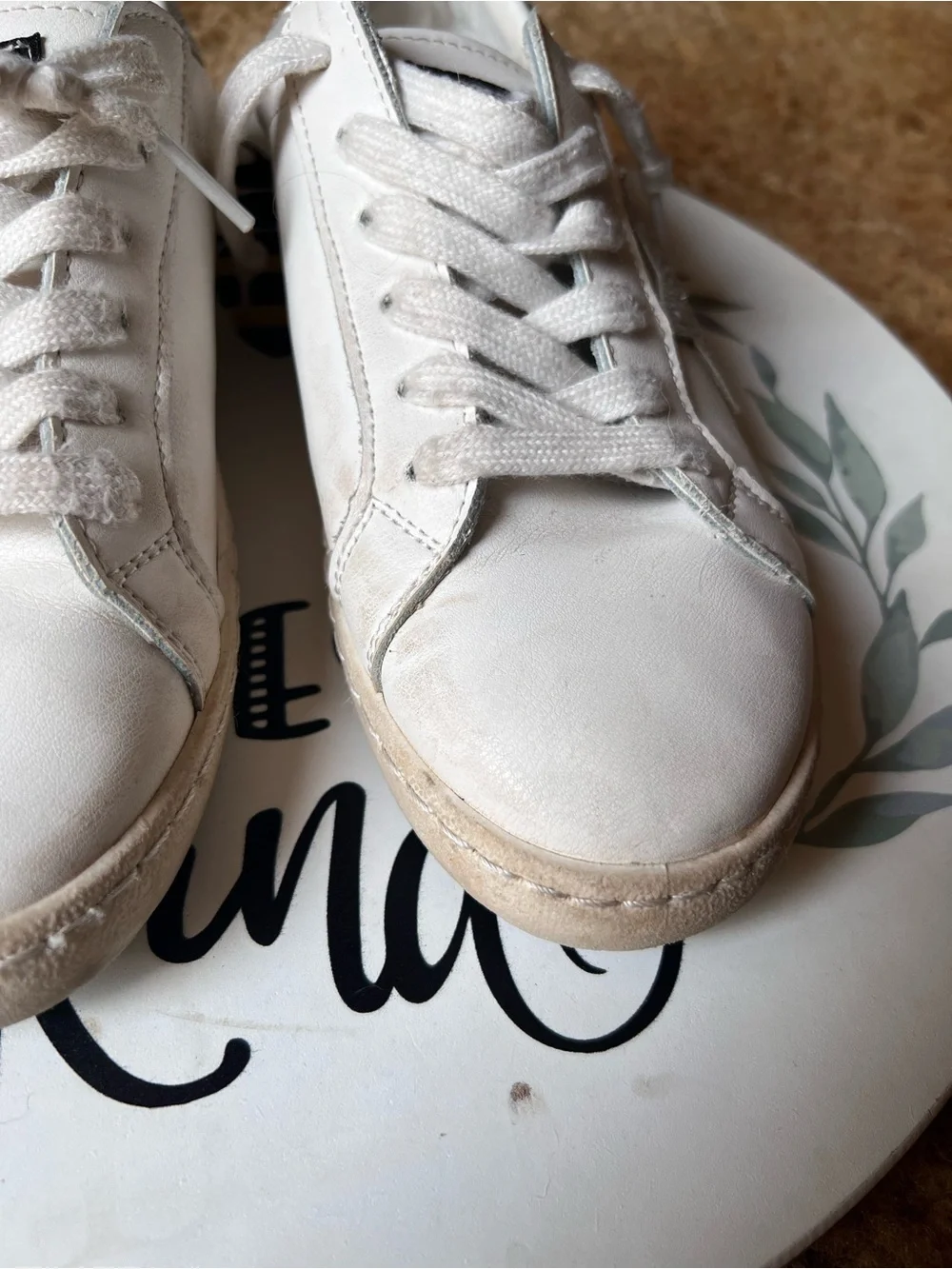 Woman’s VINTAGE HAVANA Carla Sneaker white Pearl Star size 7.